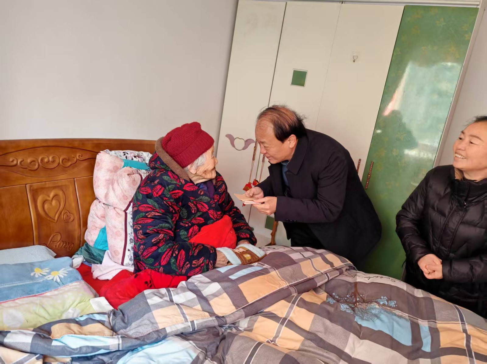 开发区慈善总会春节慰问百岁老人活动